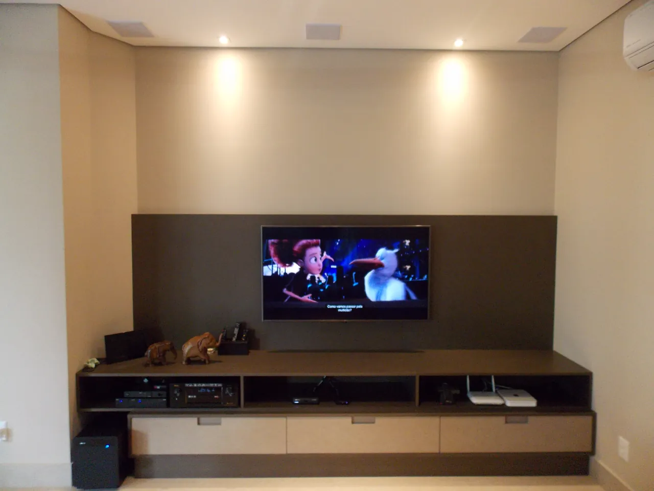 Residência contemporânea com som em toda a casa